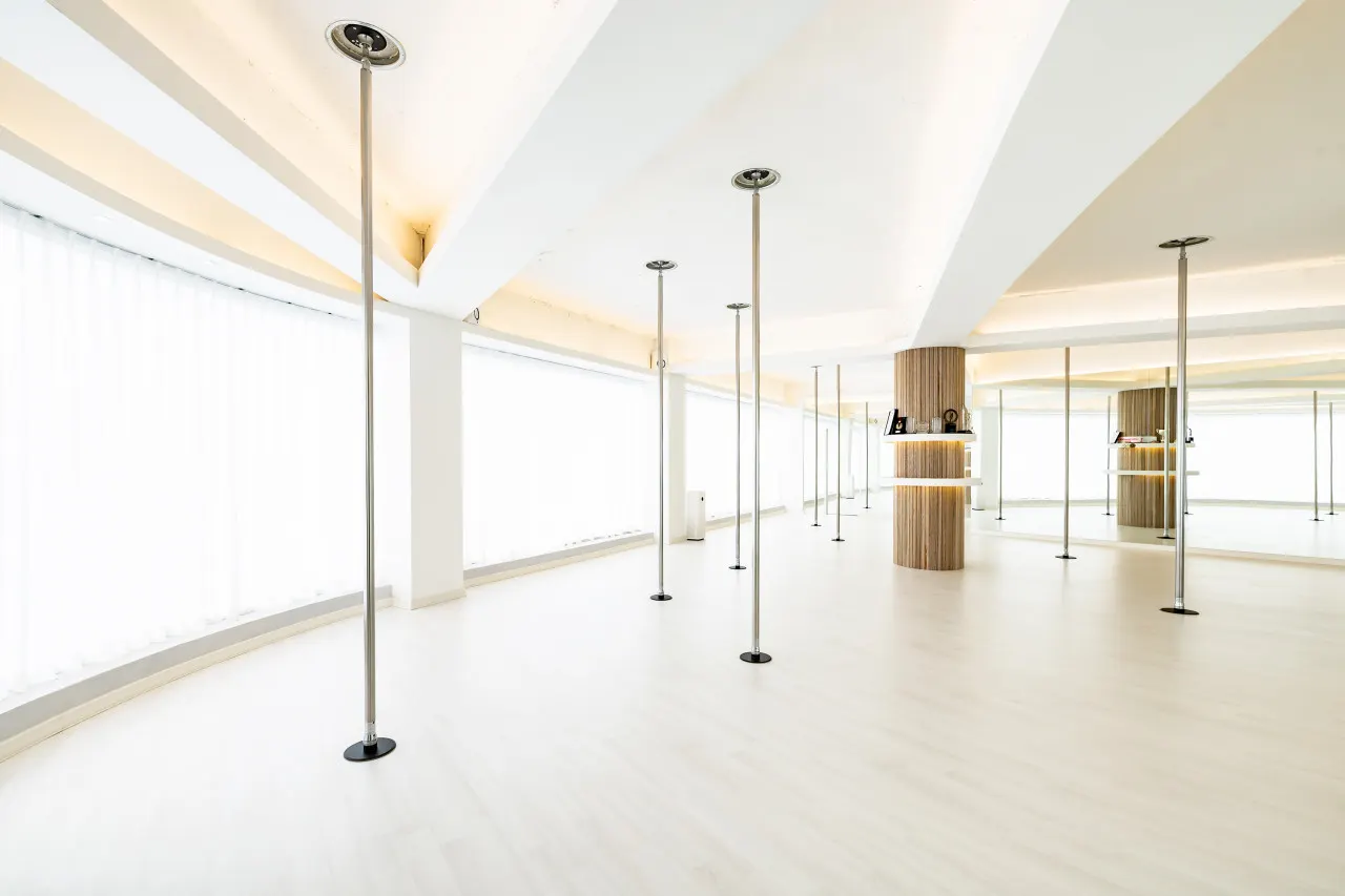 Aura J Pole Dance